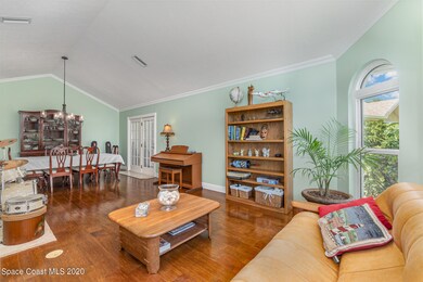 Oversized Vaulted Living/Dining Rm