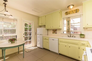 THis photo doesn't do this adorable kitchen justic