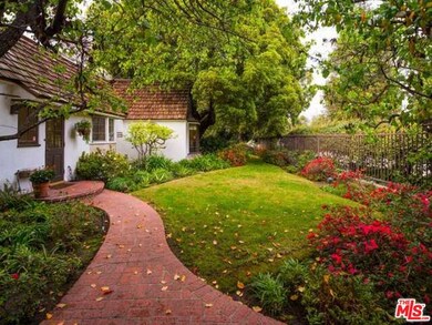 sideyard, side entry