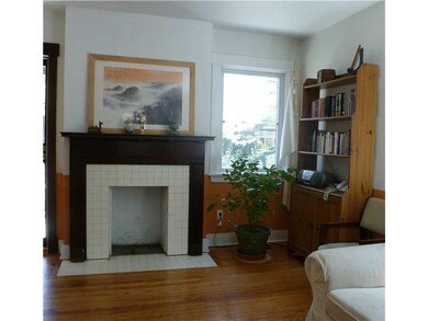 Living Room. Decorative Mantel