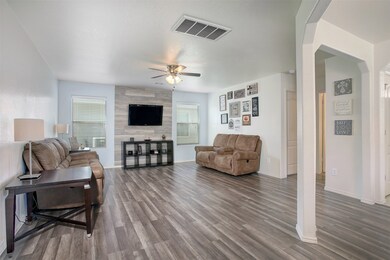 8715 Kaeling Meadow Ct, Houston, TX 77075 - photo 5