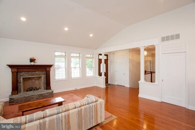 1041 Frosty Hollow Rd, Langhorne, PA 19047 - photo 4