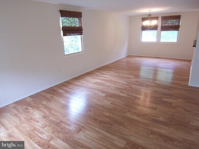 12845 Point Pleasant Dr, Fairfax, VA 22033 - photo 7