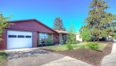 302 NW Dogwood Ave, Redmond, OR 97756 - photo 2