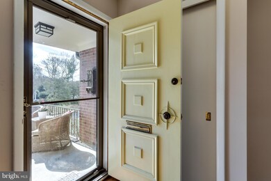 6426 Crosswoods Dr, Falls Church, VA 22044 - photo 3