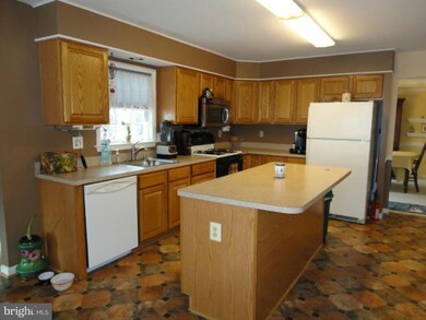 483 Hawkridge Ln, Sykesville, MD 21784 - photo 3