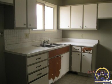 2743 SW James St, Topeka, KS 66614 - photo 6