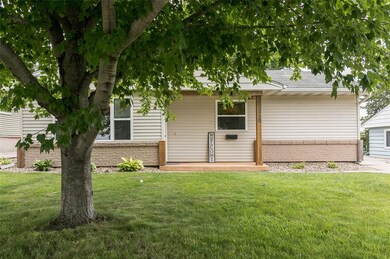 1315 18th St SW, Cedar Rapids, IA 52404 - photo 2