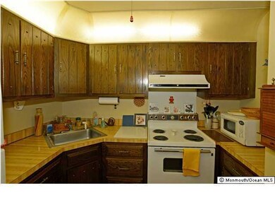 153 Cross Slope Ct unit E, Manalapan, NJ 07726 - photo 2