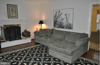 5822 Glen Forest Dr, Falls Church, VA 22041 - photo 3