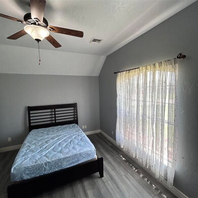 Bedroom with double window, room size 15' 6