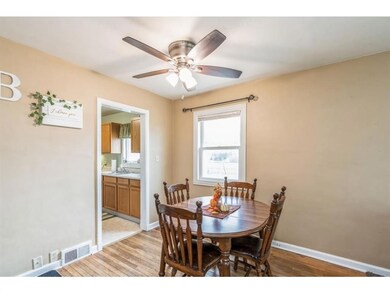 402 E 20th St S, Newton, IA 50208 - photo 5