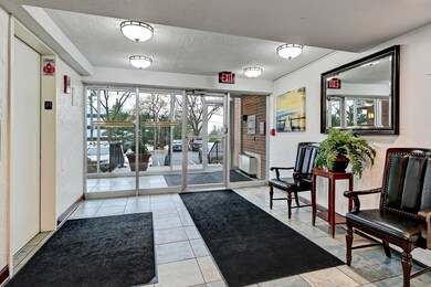 2211 S Highland Ave unit 3E, Lombard, IL 60148 - photo 5