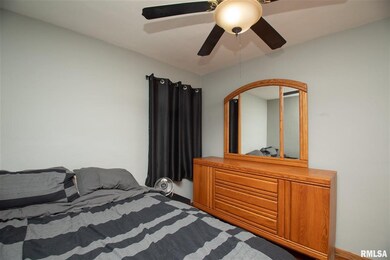 1437 W 38th St, Davenport, IA 52806 - photo 5
