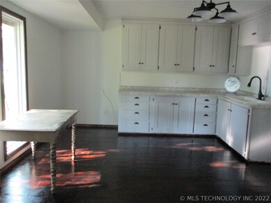 402 E 8th St, Cushing, OK 74023 - photo 7