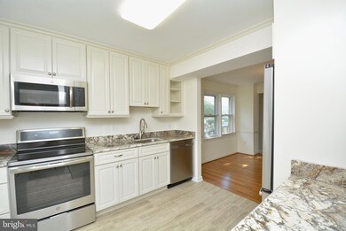 1340 Chetworth Ct, Alexandria, VA 22314 - photo 6