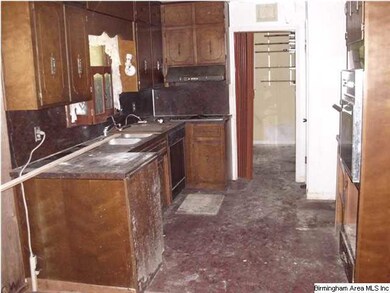 KITCHEN HAS LAUNDRY ROOM OFF END