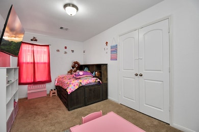 This bright and versatile kids’ room is perfect fo