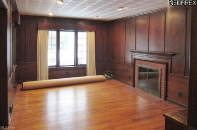 Huge Window and immaculate HW floors in the Family