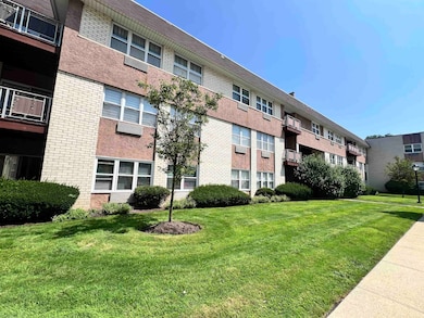 Waterside Condominiums unit D5, Edgewater, NJ 07020 - photo 2