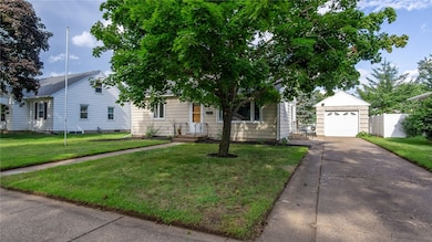 2225 Roy St, Eau Claire, WI 54701 - photo 2