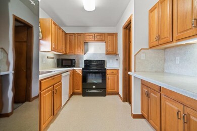 613 S Division St, Cedar Falls, IA 50613 - photo 6