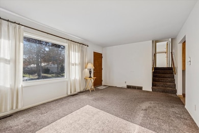 BRIGHT AND SUNNY LIVING ROOM * HARDWOOD FLOORS UND