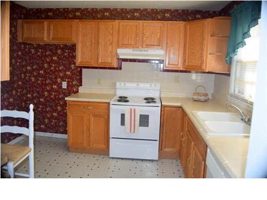 Large kitchen with lots of cabinets