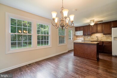 12622 Holkein Dr, Herndon, VA 20171 - photo 4