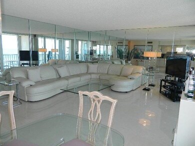 LARGE LIVING ROOM