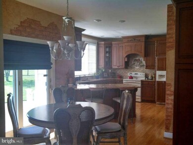 8204 Fox Hunt Ln, Frederick, MD 21702 - photo 2