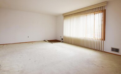 (6) Living Room with Hardwood Floors Und