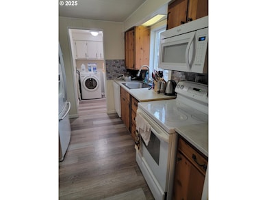 1110 N Old Pacific Hwy, Myrtle Creek, OR 97457 - photo 2