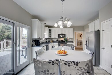 Kitchen & Eating Area