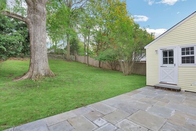 30 Riverside Ln Riverside CT-large-007-0