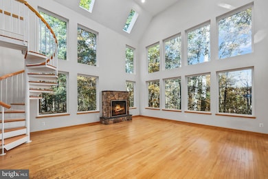 10450 Hunter View Rd, Vienna, VA 22181 - photo 4