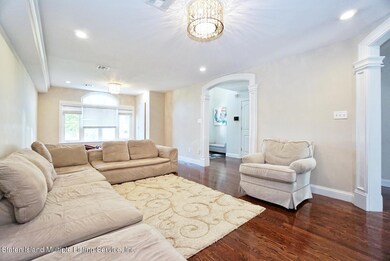 (6) LIVING ROOM