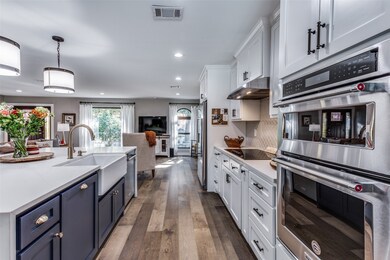 724 W Pleasantview Dr, Hurst, TX 76054 - photo 4