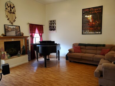 Livingroom w. Fireplace