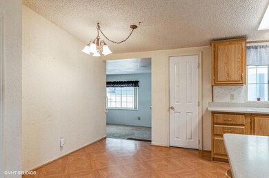 21_10_106n3950w_369001_DiningRoom_LowRes