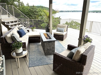 ENJOY THE LAKE FROM THIS COZY AREA