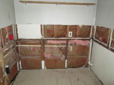 358_N_West_St_%287%29laundryroom_3798672