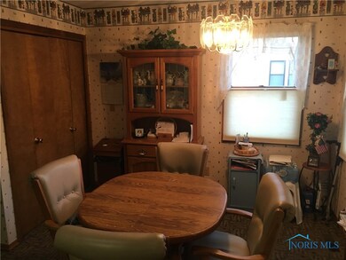 EAT-IN KITCHEN