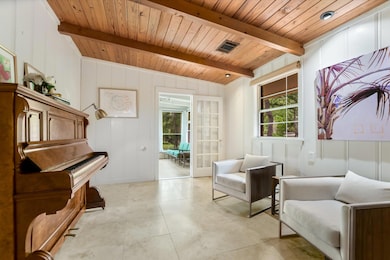 Living area with wooden ceiling, a decorative wal