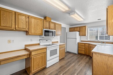 2117 NW Hemlock Place, Redmond, OR 97756 - photo 4