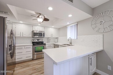 9-137 QUARTZ COUNTER KITCHEN