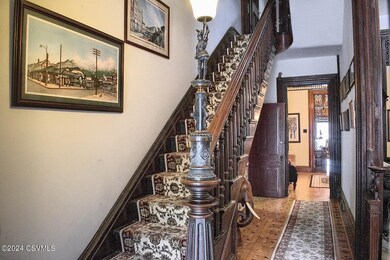 Entry / foyer