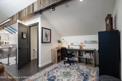 1055 Maple Way 32