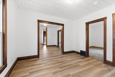 739 W 11th St, Waterloo, IA 50702 - photo 3