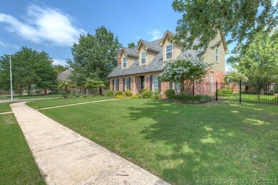 Front yard.  Great curb appeal!